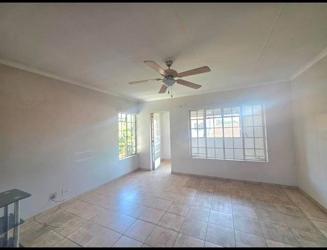 2 BEDROOM TOWNHOUSE FOR SALE IN FREEWAY PARK